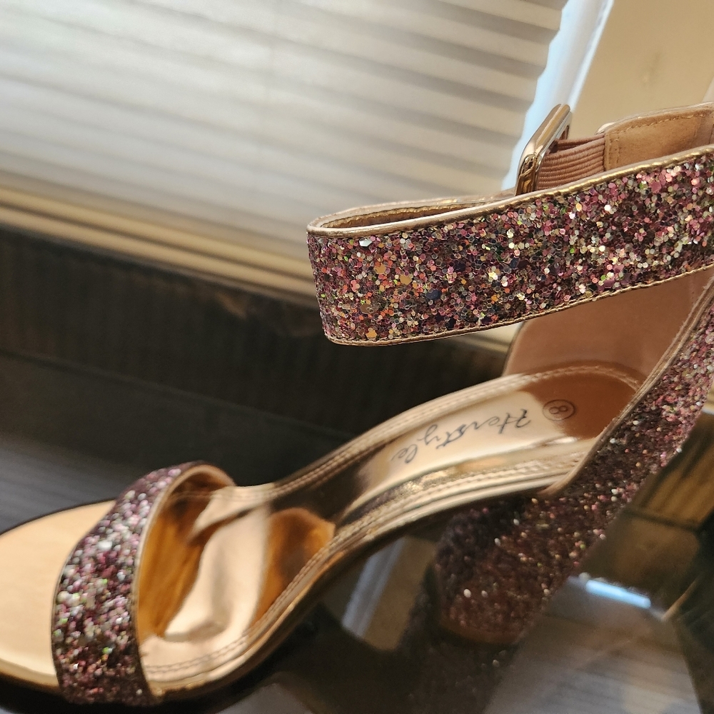HEELS! - Picture 3 of 5